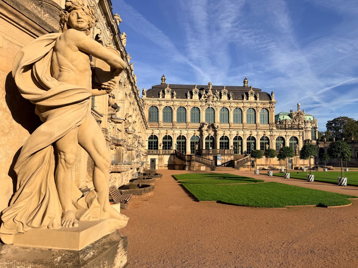 Forstler1's tweet photo. Gestern am frühen Morgen im Dresdner Zwinger https://t.co/MUc7nmb8xV