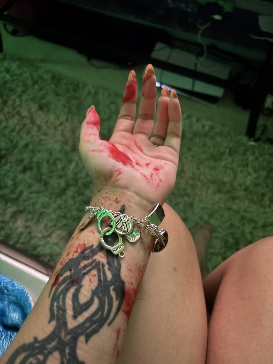 vergilesbian's tweet photo. dyeing my hair while high #letssee https://t.co/UF9FRi4619