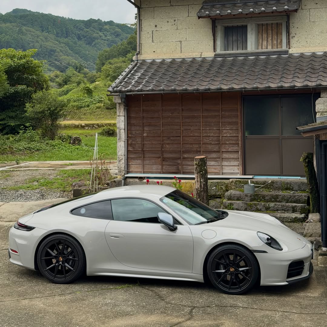 Mo_47939's tweet photo. 奥様実家の蔵とコラボ
帰りは豪雨で大変だった😆

#porsche911 #カレラT #carreraT #ポルシェ911 #ポルシェモーメント https://t.co/FsPtwzPkZl
