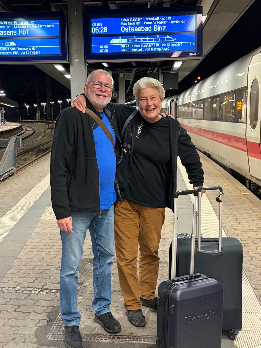 M_Leinenbach's tweet photo. SAK Delegation auf dem Weg zum Armutsgipfel 

06.00 Uhr am Morgen, die SAK Delegation bestehend aus Christoph Jacob und Irene Portugall als Vertretung für Armutsbetroffene und Michael Leinenbach als Delegierter NAK starten  in Saarbrücken zum Armutsgipfel in Berlin. https://t.co/52dyOtOruc