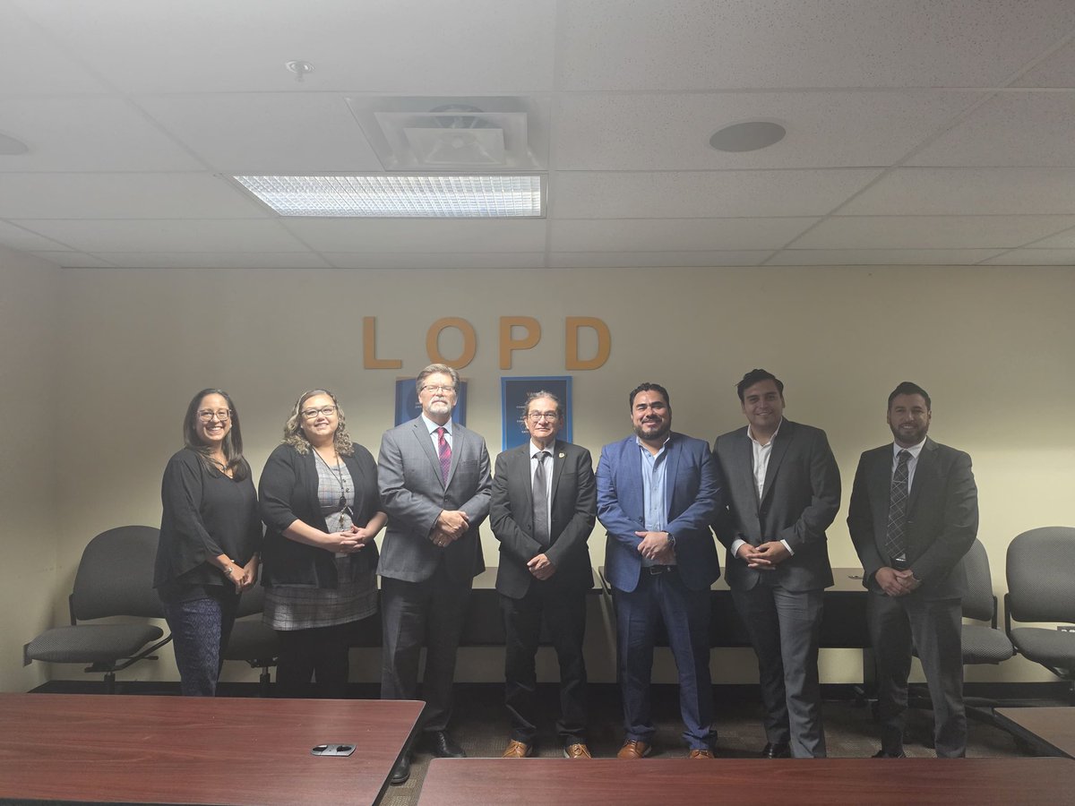ConsulMexAlb's tweet photo. Con el Defensor Público de Nuevo México, Bennett J. Baur, acordamos fortalecer la coordinación para la atención de personas mexicanas sujetas a procesos penales. Asimismo, se dialogó sobre el Programa de Defensoría a Mexicanos en Materia Penal en Estados Unidos, como una herramienta para ampliar la protección y asistencia consular.
#ProtecciónConsular #ProtecciónAMexicanos #AsistenciaConsular #DefensaLegal #NuevoMéxico #MéxicoEnNuevoMéxico