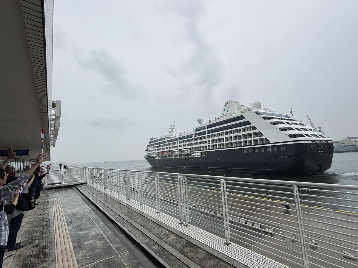 Port__of__KOBE's tweet photo. 昨日から停泊していた客船「AZAMARA PURSUIT」（30,277G/T）が神戸市消防音楽隊による心地よい音色に見送られながら、出港しました🛳️♪ 次港は清水⚓️いってらっしゃいませ👋🏻 https://t.co/e0kUXW1DlO