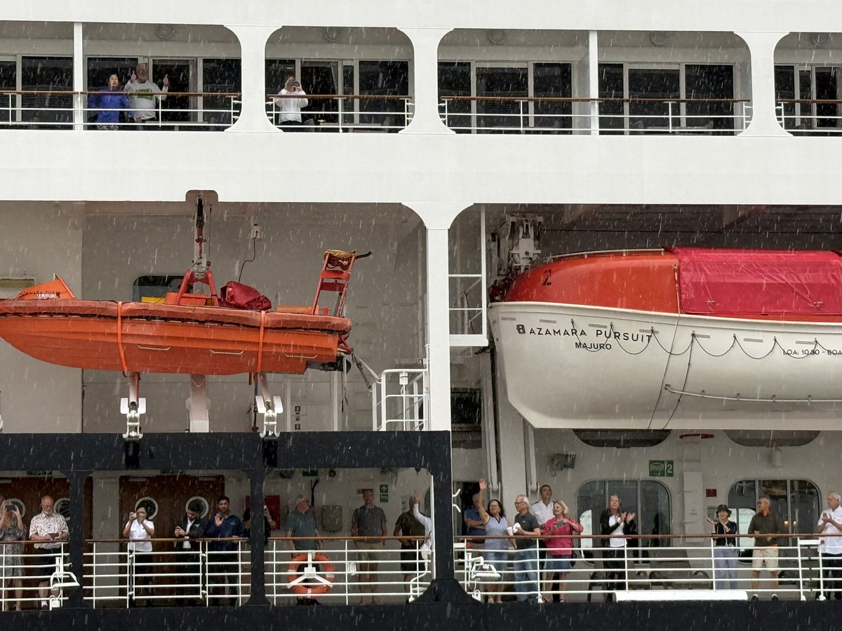 Port__of__KOBE's tweet photo. 昨日から停泊していた客船「AZAMARA PURSUIT」（30,277G/T）が神戸市消防音楽隊による心地よい音色に見送られながら、出港しました🛳️♪ 次港は清水⚓️いってらっしゃいませ👋🏻 https://t.co/e0kUXW1DlO