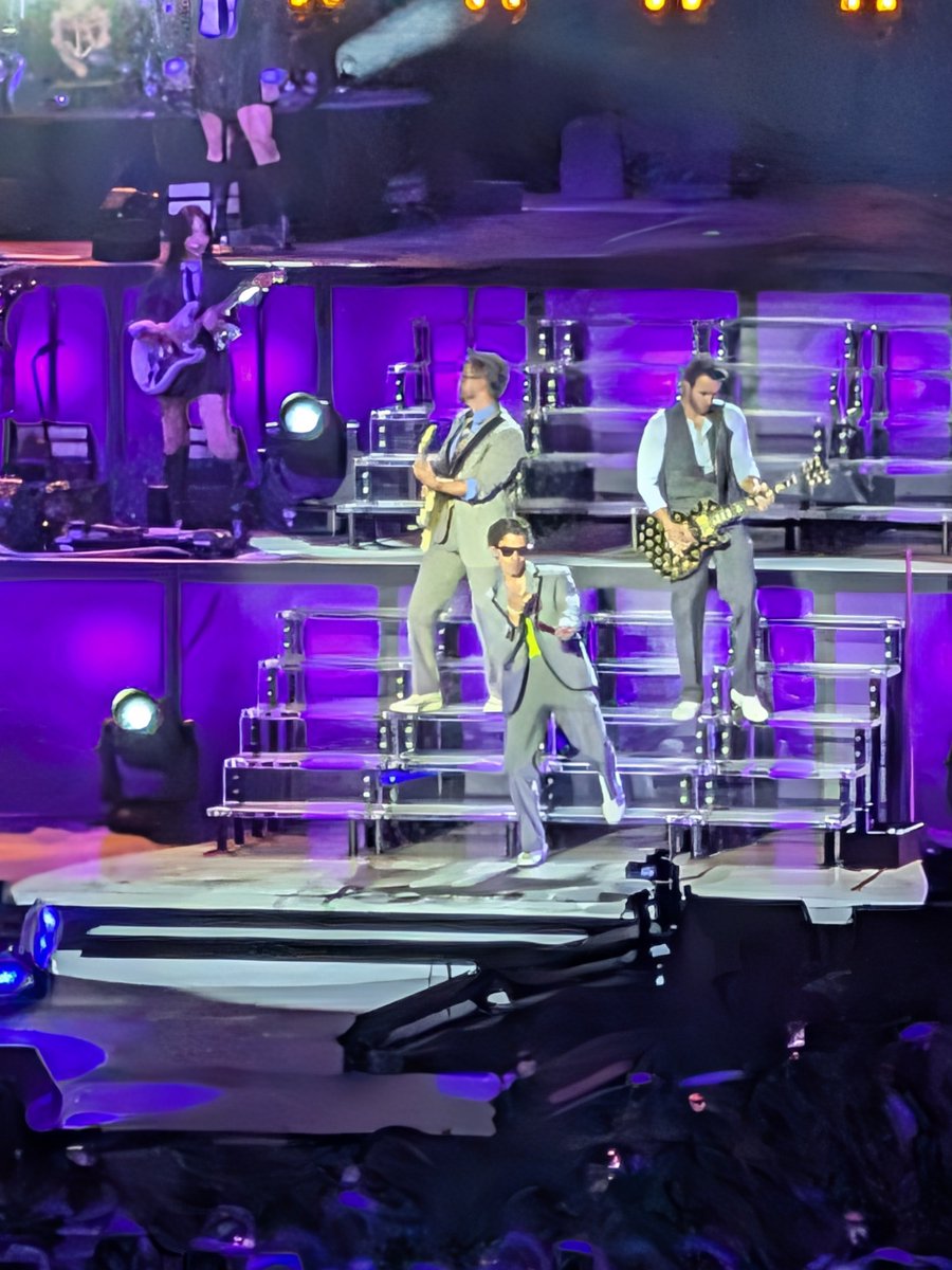 imsomuchhappier's tweet photo. Jonas brothers never disappoint ❤️🖤 https://t.co/iNjucQmhvu