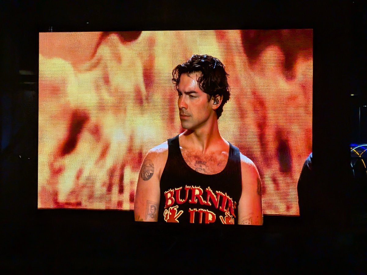 imsomuchhappier's tweet photo. Jonas brothers never disappoint ❤️🖤 https://t.co/iNjucQmhvu