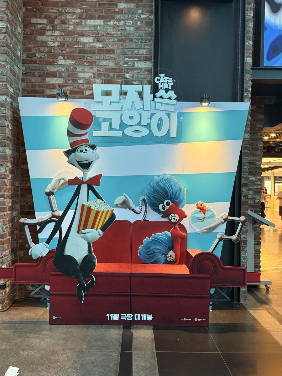 orange19801226's tweet photo. CGV龍山アイパーク
サイネージ

違う映画館では、映画予告にも登場！

모두 준비됐어? 
우리 함께 출발해 보자고! 모자 속 환상의 세상으로🚀

[모자 쓴 고양이] 3차 예고편 공개😸🎩

#모자쓴고양이 #TheCatInTheHat #조정석
#11월극장대개봉

#帽子を被った猫
#チョ・ジョンソク https://t.co/8t6GYDSEG9