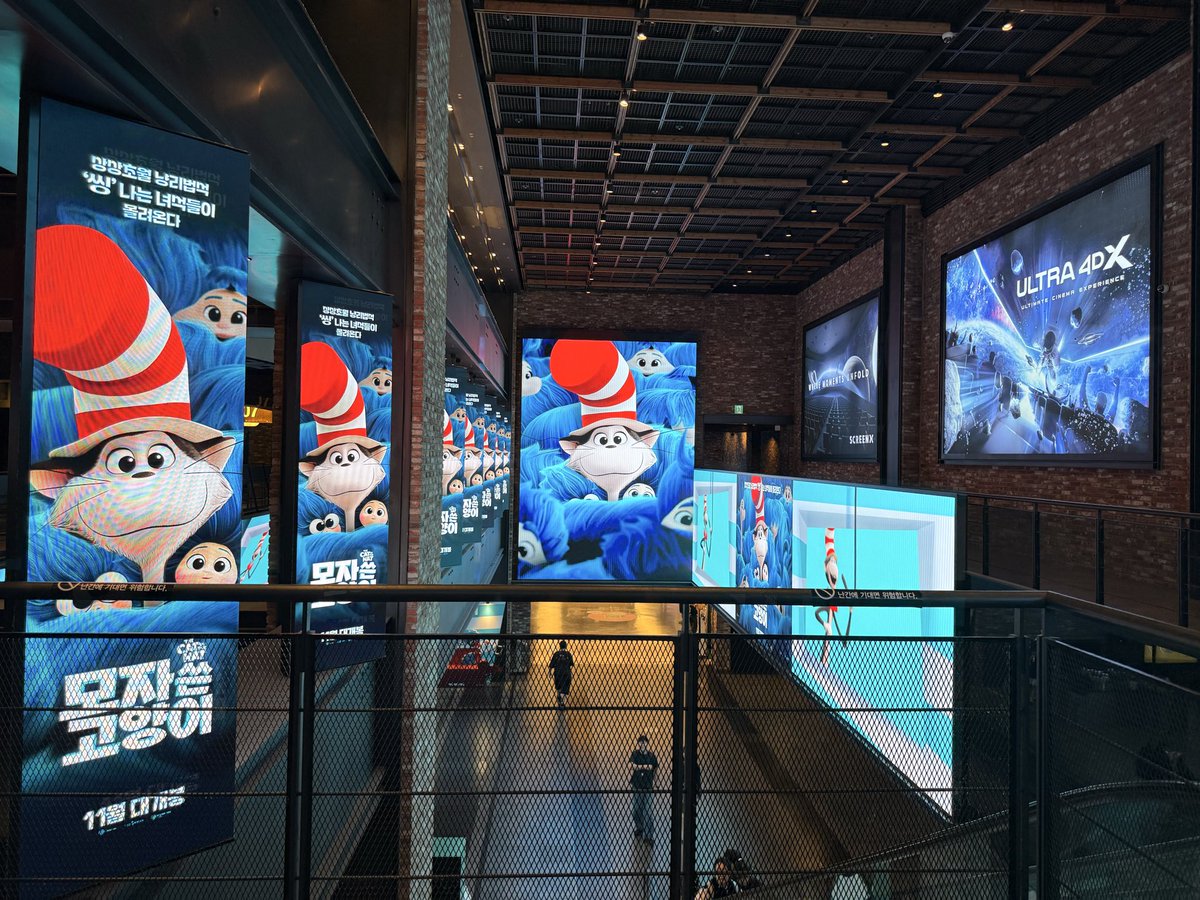 orange19801226's tweet photo. CGV龍山アイパーク
サイネージ

違う映画館では、映画予告にも登場！

모두 준비됐어? 
우리 함께 출발해 보자고! 모자 속 환상의 세상으로🚀

[모자 쓴 고양이] 3차 예고편 공개😸🎩

#모자쓴고양이 #TheCatInTheHat #조정석
#11월극장대개봉

#帽子を被った猫
#チョ・ジョンソク https://t.co/8t6GYDSEG9