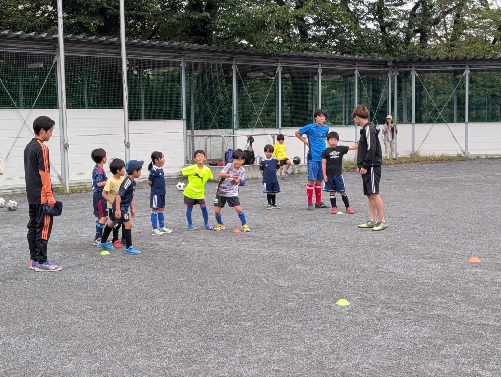 CCfcksc2015's tweet photo. C・F・Cでは雨の中、通常練習を実施しました
最近、土日は雨が多く、空と相談しながらの開催ですが、ピッチでは大きな声が響いています
今日もOBが遊びに来てくれました！
サッカー体験は随時、行っておりますので、ご希望の方はぜひ、ご参加ください！
（C・F・Cでは保護者の当番などはございません） https://t.co/it9aESmyKh