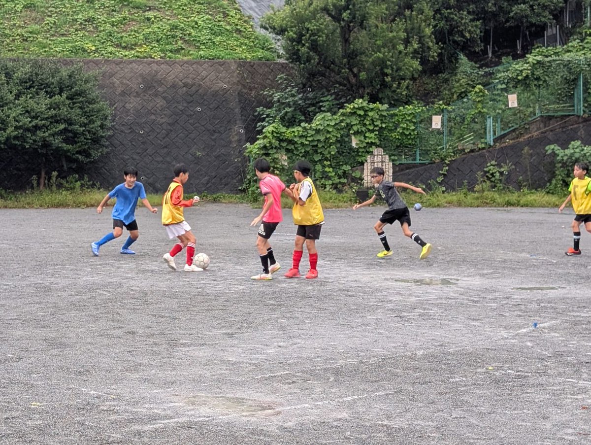 CCfcksc2015's tweet photo. C・F・Cでは雨の中、通常練習を実施しました
最近、土日は雨が多く、空と相談しながらの開催ですが、ピッチでは大きな声が響いています
今日もOBが遊びに来てくれました！
サッカー体験は随時、行っておりますので、ご希望の方はぜひ、ご参加ください！
（C・F・Cでは保護者の当番などはございません） https://t.co/it9aESmyKh