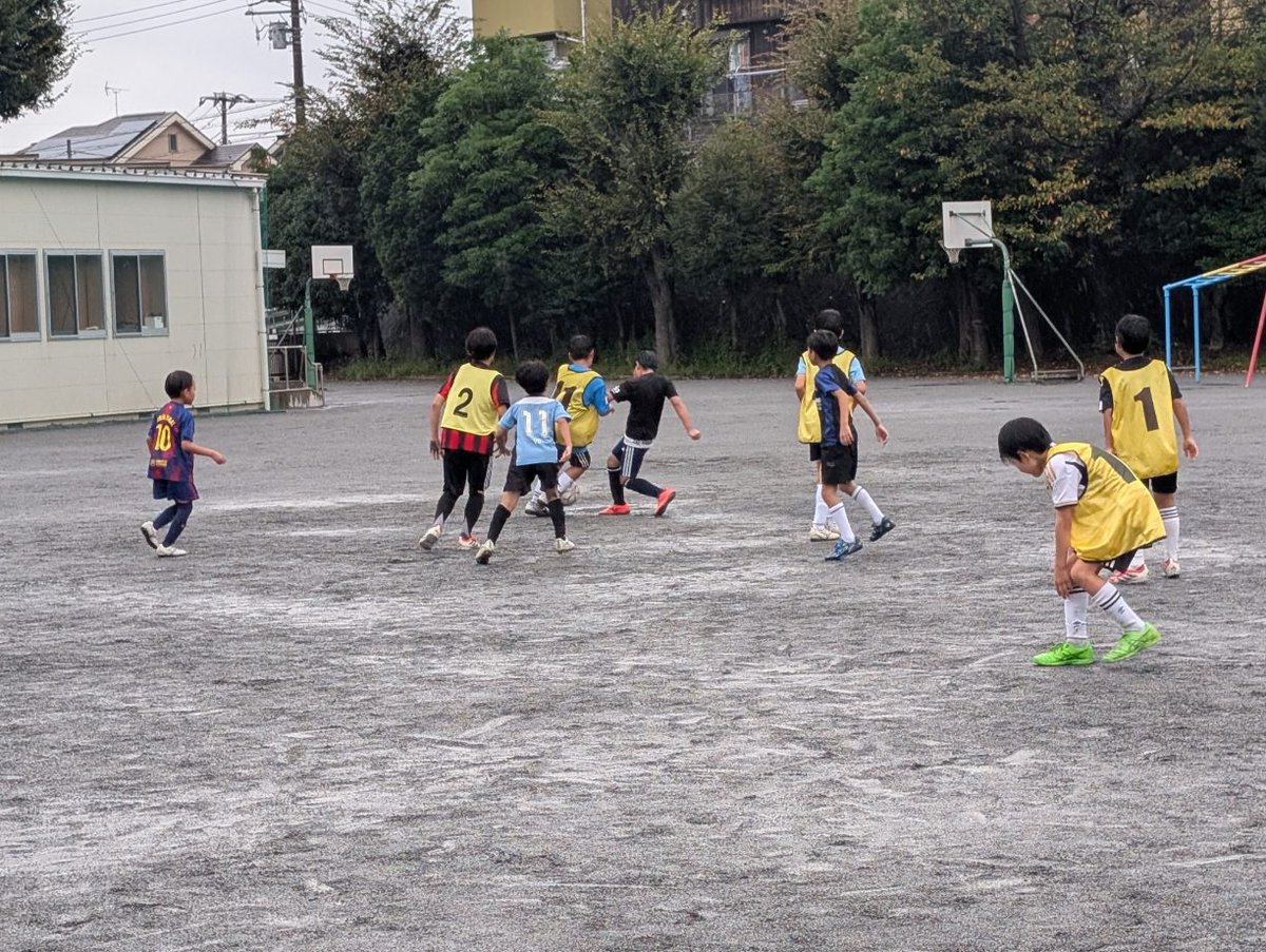 CCfcksc2015's tweet photo. C・F・Cでは雨の中、通常練習を実施しました
最近、土日は雨が多く、空と相談しながらの開催ですが、ピッチでは大きな声が響いています
今日もOBが遊びに来てくれました！
サッカー体験は随時、行っておりますので、ご希望の方はぜひ、ご参加ください！
（C・F・Cでは保護者の当番などはございません） https://t.co/it9aESmyKh