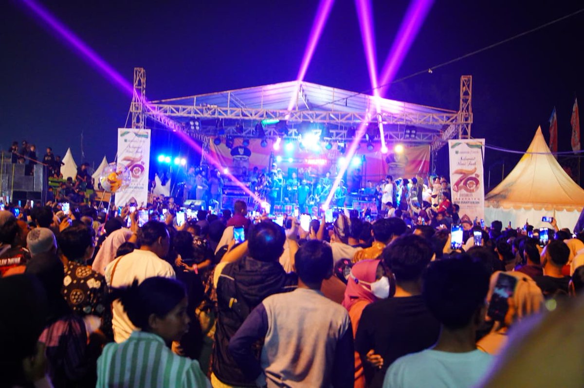Utarapost1's tweet photo. Sukses Hibur Warga! Gula-Gula hingga Bercanda, Elvy Sukaesih Bikin Malam HUT Muba Pecah

Baca selengkapnya di link dibawah ini:
https://t.co/ganyTfXSBR https://t.co/Sew7TkN9Bq