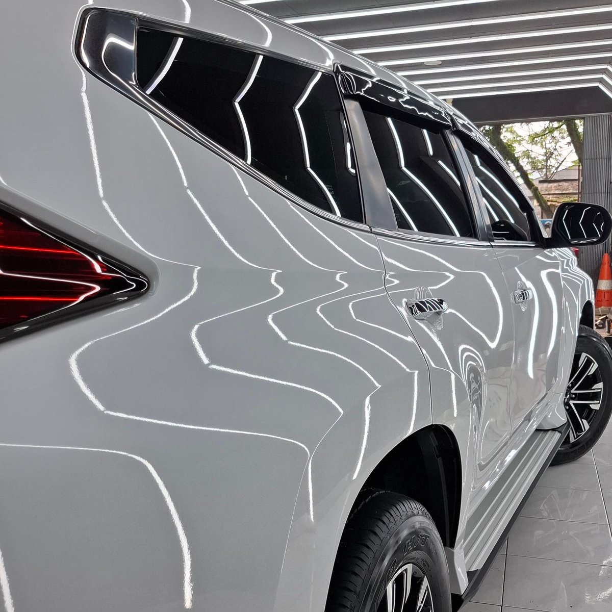 DerenSay's tweet photo. Mitsubishi Pajero Sport with Scuto Yasmin Platinum Nano Ceramic Coating. Longer-lasting gloss, wet-look finish, hydrophobic protection, and defense against fading, yellowing, and extreme weather. Book now at Scuto Yasmin, Bogor. https://t.co/4Zxafax9ud