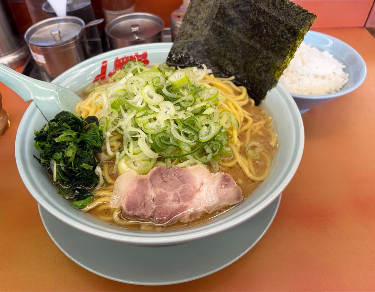 yakuruto613's tweet photo. 30歳
山岡家の正油大盛の大盛
ほうれん草、ネギ、ライス
これで腹八分目という衝撃 https://t.co/NVYZHt8XRS