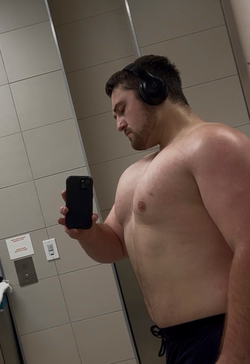CaelKaleCael's tweet photo. Ran out of protein powder today 💔 | #gym #upperbody #liftingboy #gymselfie #gaygym #powerlifting #beefy #progressphotos https://t.co/mGEz3XTUei