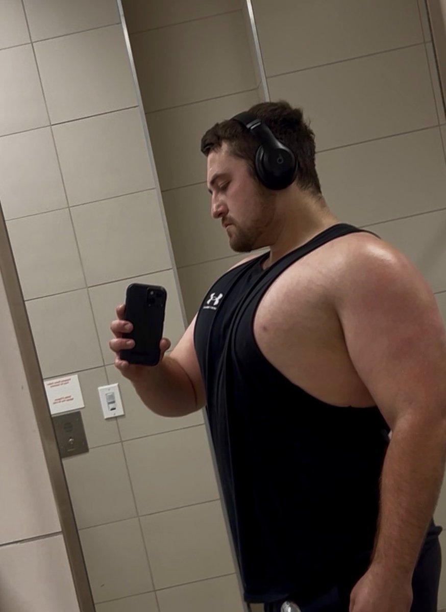 CaelKaleCael's tweet photo. Ran out of protein powder today 💔 | #gym #upperbody #liftingboy #gymselfie #gaygym #powerlifting #beefy #progressphotos https://t.co/mGEz3XTUei