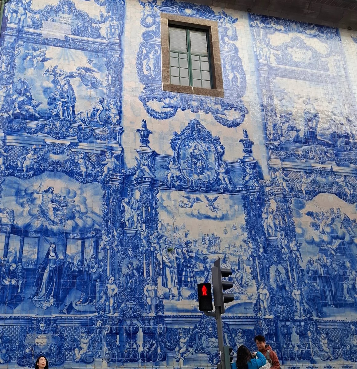 macu407's tweet photo. A camino... #Porto #Azulejos #tiles #portugal #wanderlust #architexture #archlovers #architexture #arquitetura #design #europe #blue https://t.co/nANoyvu9Dw
