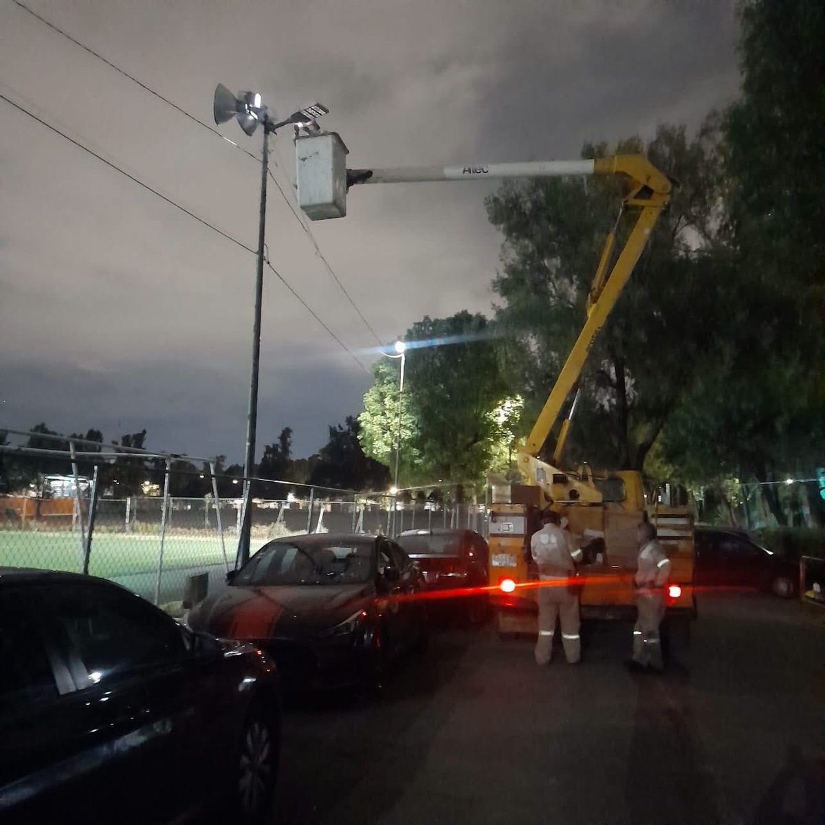 evelyn_parraA's tweet photo. 💡 ¡Seguimos transformando el Deportivo Oceanía!

Después del Mega Tequio de hoy, no paramos: arrancamos con el cambio de luminarias en el andador para tener espacios más seguros, iluminados y dignos. 🔥

Aquí los resultados se ven... y se sienten. 💪✨

#LaEnergíaQueTransforma https://t.co/ZSjbXeRi3i