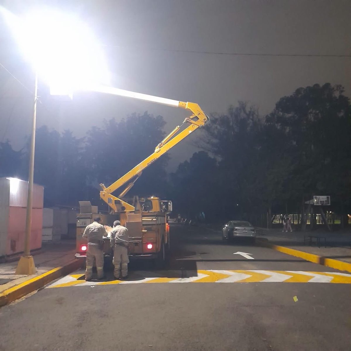 evelyn_parraA's tweet photo. 💡 ¡Seguimos transformando el Deportivo Oceanía!

Después del Mega Tequio de hoy, no paramos: arrancamos con el cambio de luminarias en el andador para tener espacios más seguros, iluminados y dignos. 🔥

Aquí los resultados se ven... y se sienten. 💪✨

#LaEnergíaQueTransforma https://t.co/ZSjbXeRi3i