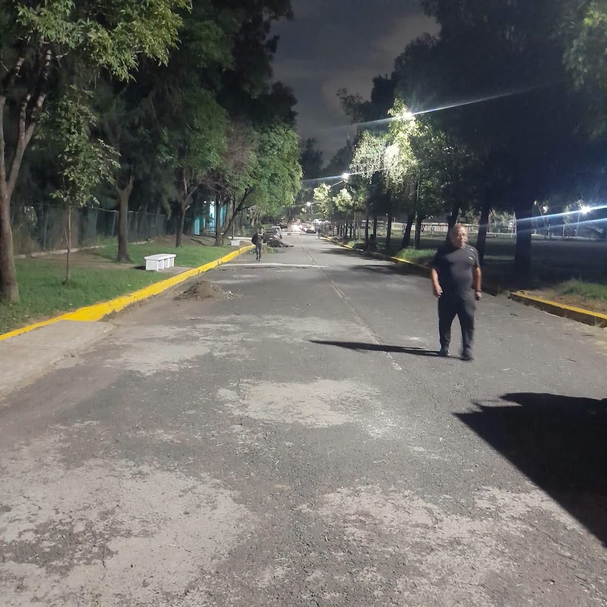 evelyn_parraA's tweet photo. 💡 ¡Seguimos transformando el Deportivo Oceanía!

Después del Mega Tequio de hoy, no paramos: arrancamos con el cambio de luminarias en el andador para tener espacios más seguros, iluminados y dignos. 🔥

Aquí los resultados se ven... y se sienten. 💪✨

#LaEnergíaQueTransforma https://t.co/ZSjbXeRi3i