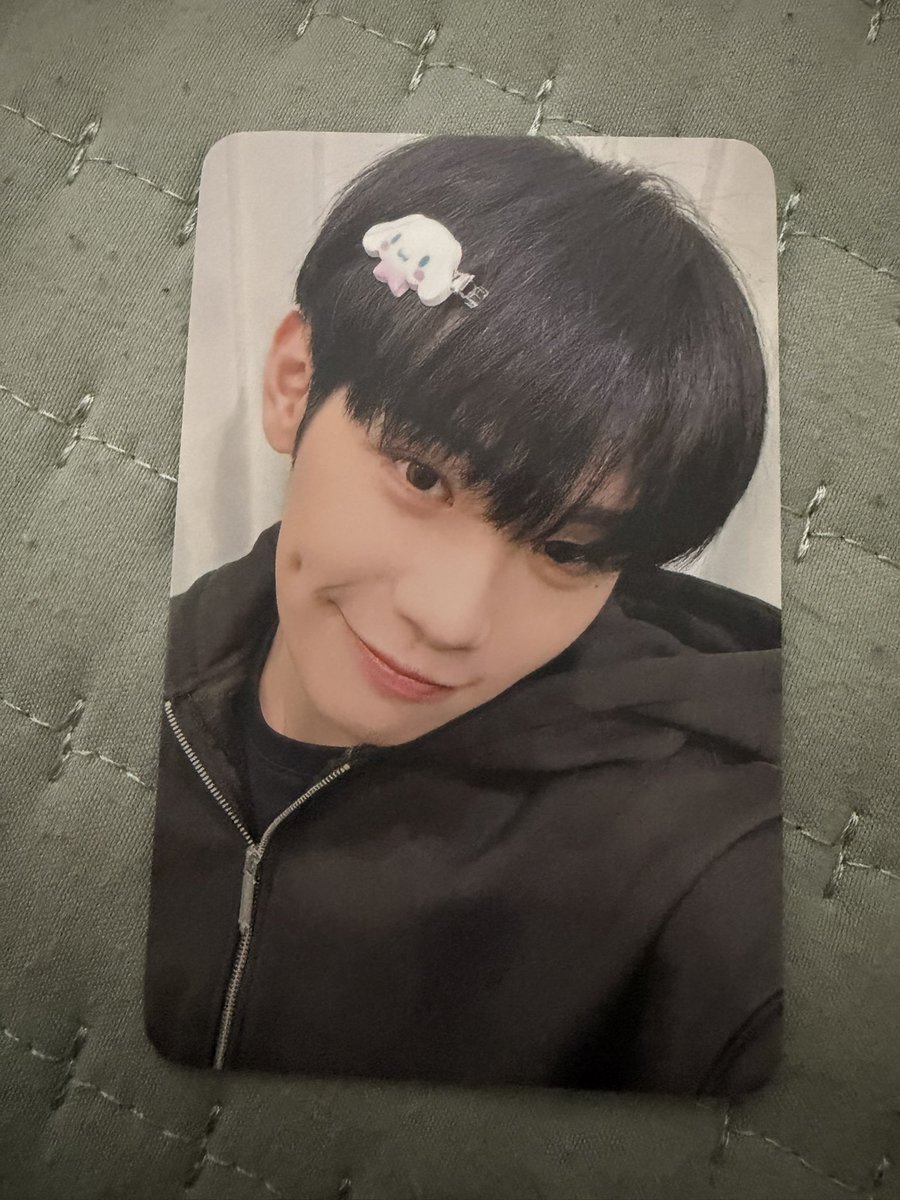 taelmoroll's tweet photo. GUYS USER TAELMOROLL FINALLY OWNS TAERAE CINNA HAIRCLIP PC 😭😭😭😭😭😭😭😭😭😭😭😭😭 https://t.co/QZNqA9Fqai