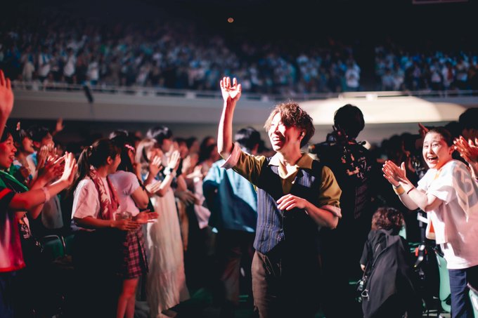 fcsumika's tweet photo. 📺⚡️【NOW ON AIR】⚡️📺

#WOWOW 🟧 × #sumika 🟦

Live Tour 2026『Unique』
📍2026.09.29 日本武道館
ただいま放送中！！🔥🎸
sumikaの熱いステージをもう一度……😭✨

#sumika https://t.co/unio8vBtu0