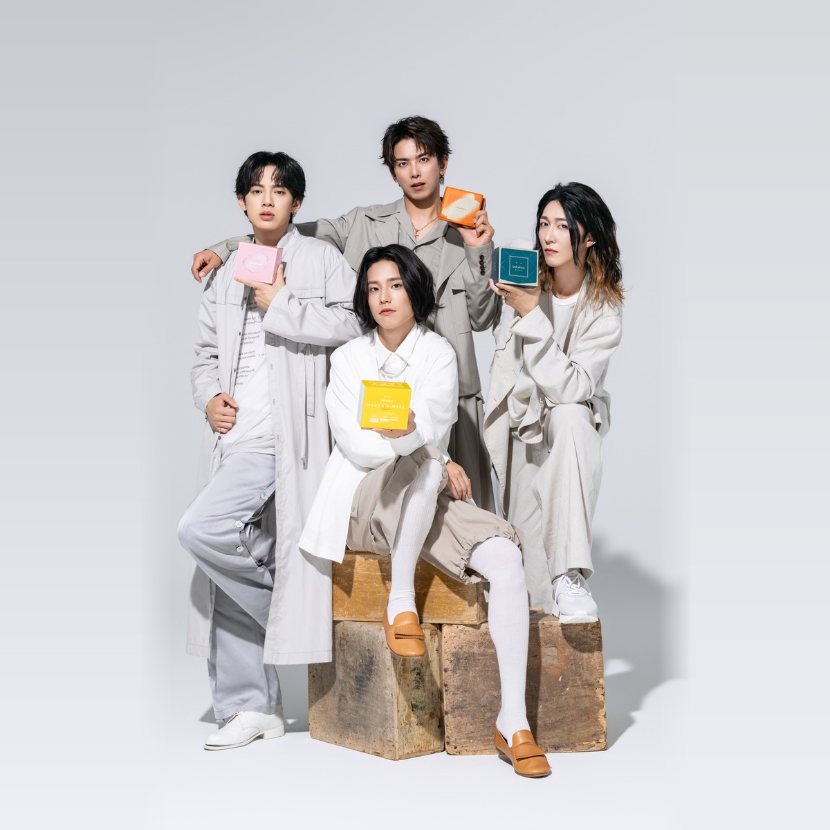 lu3jp's tweet photo. ＼ 新しいモナキ解禁🤍／

いつものかわいいモナキから一転、
クールでかっこいい4人に変身👀✨

新ビジュアルのモナキも、
毎日のスキンケアはルルルン🫧

このギャップ、あり？なし？