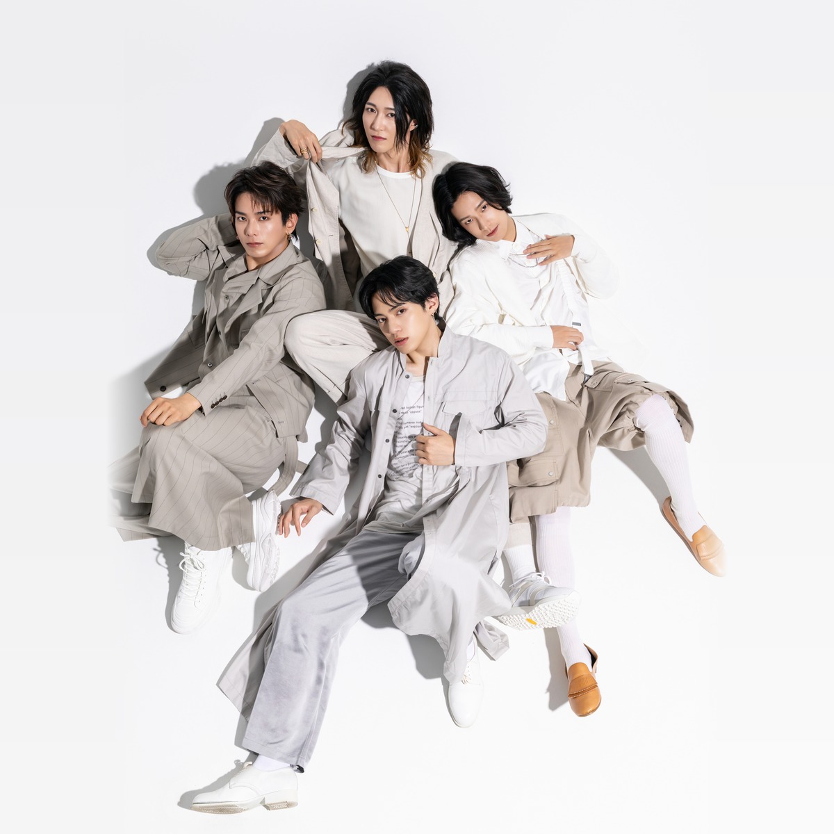 lu3jp's tweet photo. ＼ 新しいモナキ解禁🤍／

いつものかわいいモナキから一転、
クールでかっこいい4人に変身👀✨

新ビジュアルのモナキも、
毎日のスキンケアはルルルン🫧

このギャップ、あり？なし？