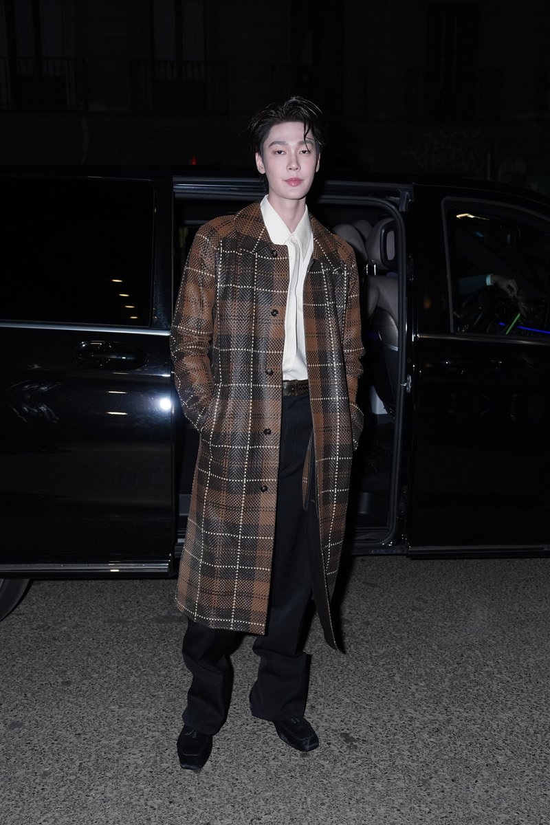 GMMTV's tweet photo. “ดิว จิรวรรตน์” Bottega Veneta Brand Ambassador เข้าร่วมงาน BOTTEGA VENETA SUMMER 2027 SHOW ณ เมืองมิลาน ประเทศอิตาลี
ในวันที่ 26 กันยายนที่ผ่านมา

#BottegaVeneta
#BottegaVenetaXDew #BottegaVenetaSummer2027
#dew_jsu @dew_jsu 
#GMMTV https://t.co/UTqpMAQ9G9