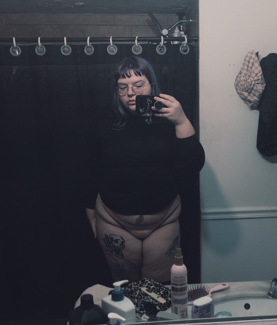 starynigvt's tweet photo. Best part of the day is taking off my scrubs <3 https://t.co/VyzmSgzKlv