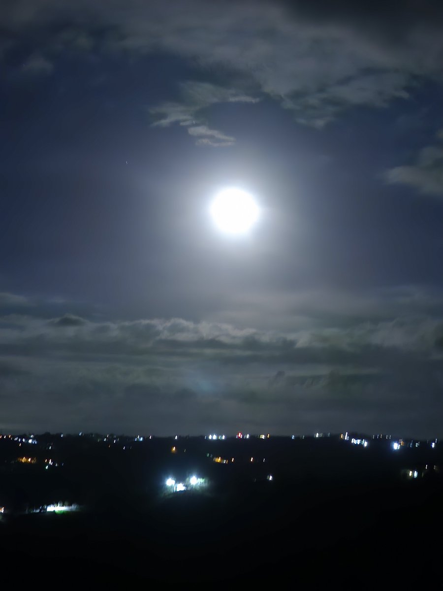 DomingoR21's tweet photo. Hermosa esta  la Luna https://t.co/w7KEasZkGj