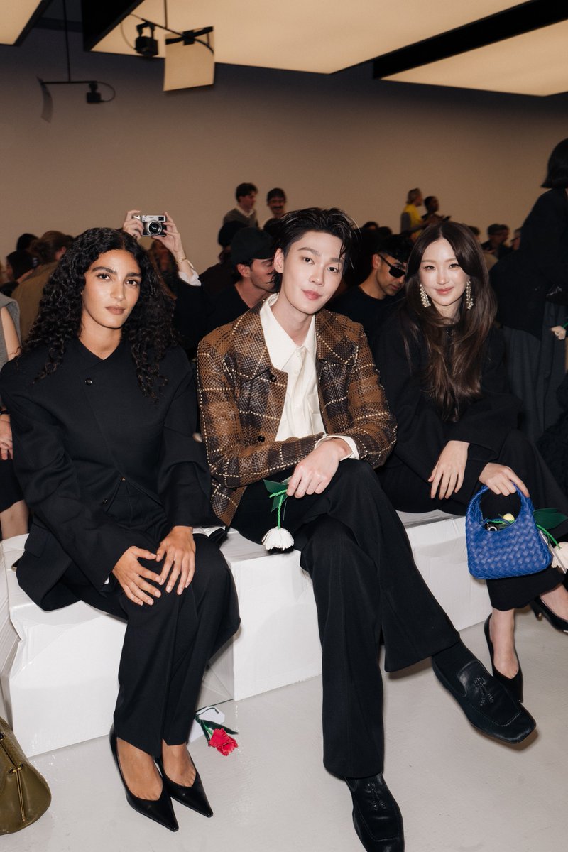 GMMTV's tweet photo. “ดิว จิรวรรตน์” Bottega Veneta Brand Ambassador เข้าร่วมงาน BOTTEGA VENETA SUMMER 2027 SHOW ณ เมืองมิลาน ประเทศอิตาลี
ในวันที่ 26 กันยายนที่ผ่านมา

#BottegaVeneta
#BottegaVenetaXDew #BottegaVenetaSummer2027
#dew_jsu @dew_jsu 
#GMMTV https://t.co/UTqpMAQ9G9
