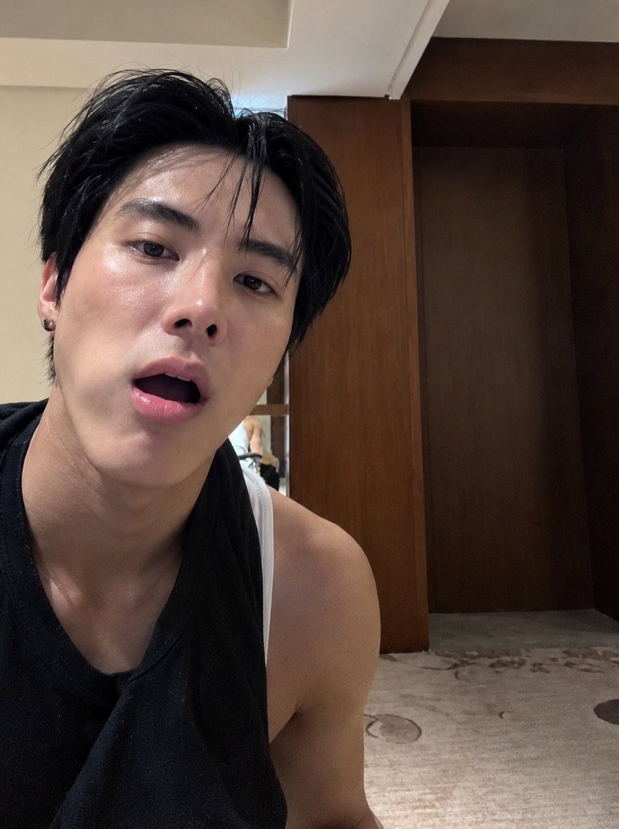 juyunism's tweet photo. THIS ERIC WITH HIS PITS OUT OUH 😮‍💨🔥 https://t.co/HQnKs4YvNQ
