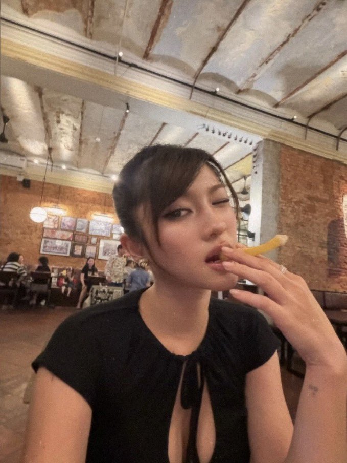 zuppachloe's tweet photo. like i got a cig in hand https://t.co/bWz0F17hfe