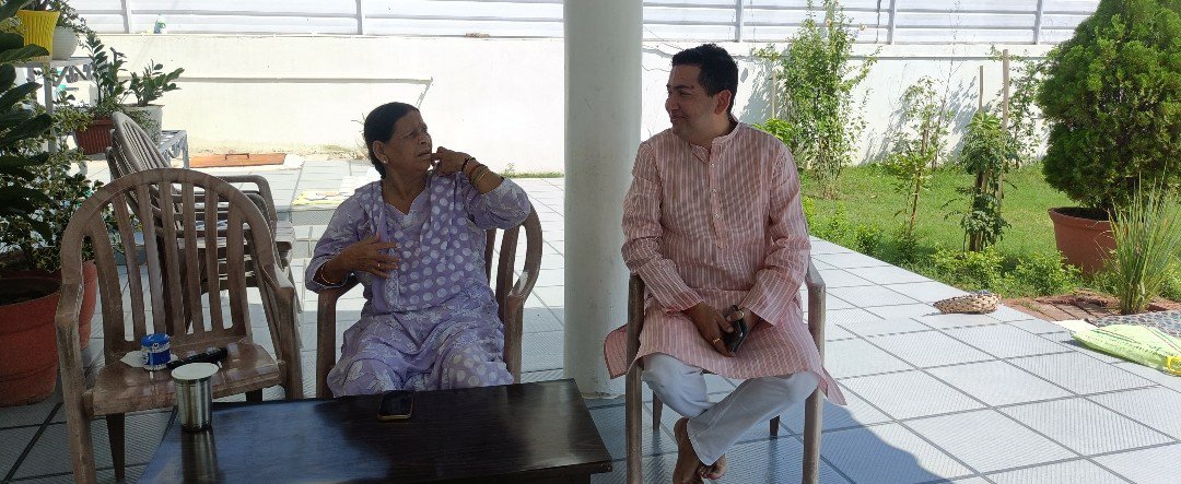 PeopleofHind's tweet photo. गरीबों के मसीहा, गुदड़ी के लाल, पूर्व मुख्यमंत्री आदरणीय लालू जी और बिहार की प्रथम महिला मुख्यमंत्री राबड़ी देवी से भेंट की और दोनों अभिभावकों का आशीर्वाद लिया🙏

जय तेजस्वी. https://t.co/QQAKzdfXJ3