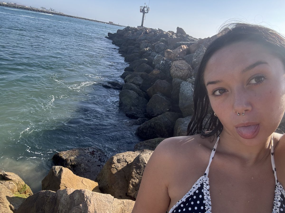 pickles420hmj's tweet photo. Enjoying the beach 😜 https://t.co/JRfauEwDmQ