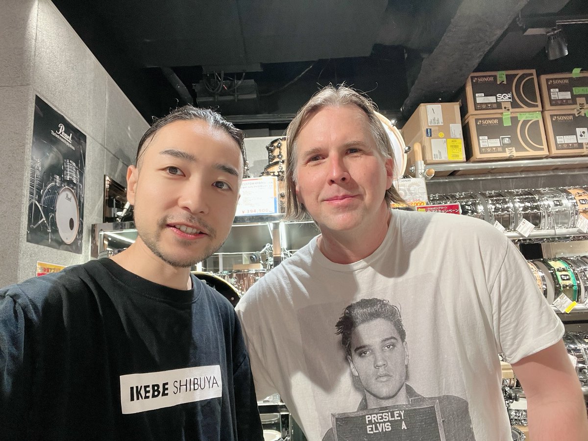 drumstation_sby's tweet photo. 【Brooks Wackerman ご来店！】
AVENGED SEVENFOLDアジアツアーで来日したドラマーのブルックス・ワッカーマンさんにご来店頂きました！
A7XはもちろんSuicidal Tendencies / Bad Religion / Infectious Groovesなどでの神懸ったドラムを聴いて育ったドラマーさんも多いはず！

#AvengedSevenfold #A7X https://t.co/g9Cl3EdEgt