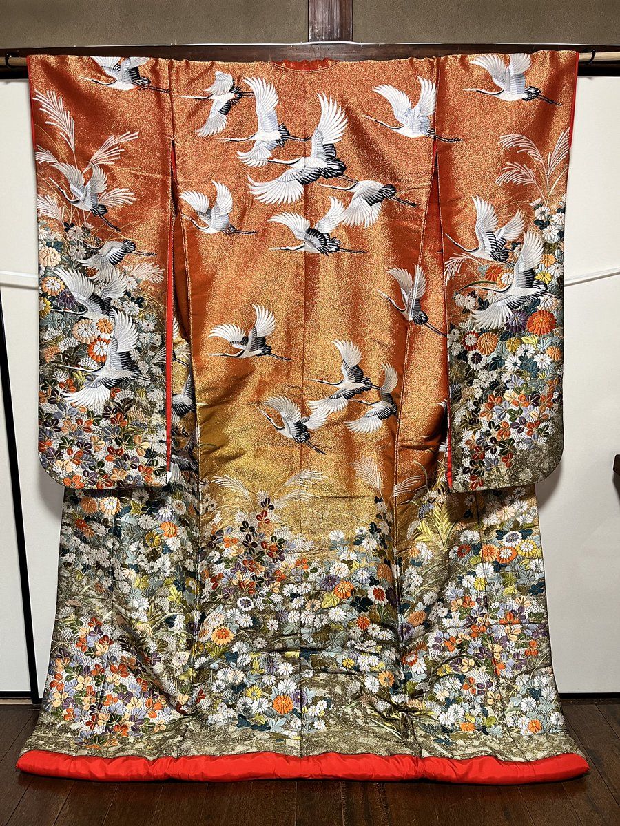 ochicochiya's tweet photo. \ネットショップ更新👘✨️/

飛鶴・菊・萩の刺繍が施された、金×えんじ色の打掛です。
刺繍の状態は良好です。

以下URLから、詳細をご確認いただけます！
ご購入もこちらから😊↓
https://t.co/WqhgAEY094

#彼方此方屋
#おちこちや
#着物
#打掛
#kimono https://t.co/JMPPz6Wwji