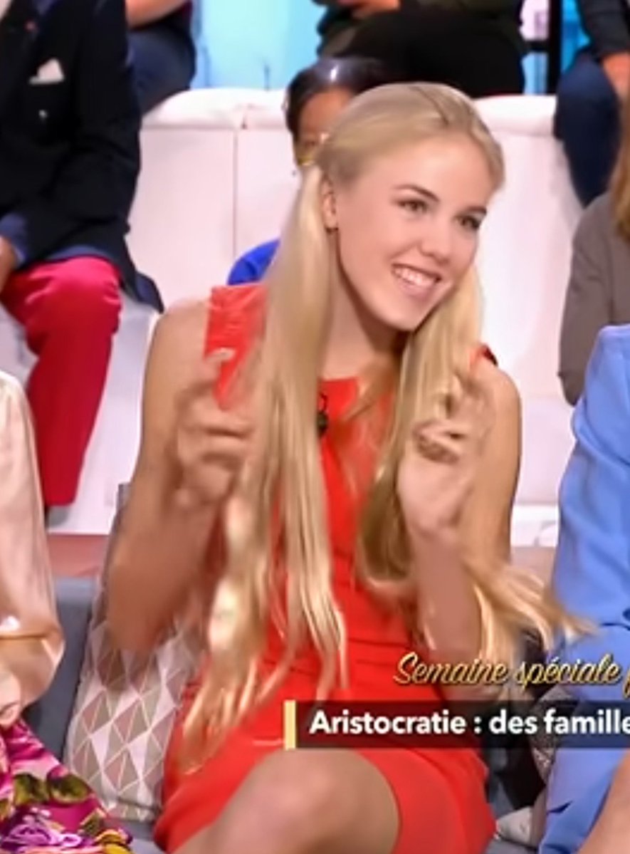 nes_kio's tweet photo. – Maria-Carolina, vous arrive-t-il aussi de faire des dérapages, comme les autres jeunes de votre âge ?
 – Alors parfois, avec Jordan, on parle de sujets sensibles, comme par exemple de savoir "QUI" contrôle la banque et les médias hihihihi https://t.co/2pZy7Tjhs3