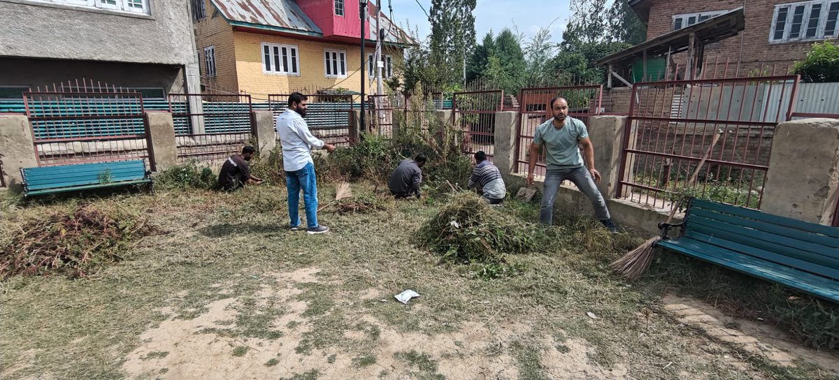 eomcyaripora's tweet photo. Cleanliness cum awareness drive at  municipal park pandit pora Yaripora under Sachhata Hi Seva 2026 https://t.co/S2iRCyRgC7