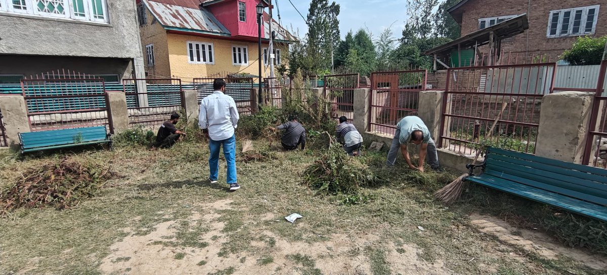 eomcyaripora's tweet photo. Cleanliness cum awareness drive at  municipal park pandit pora Yaripora under Sachhata Hi Seva 2026 https://t.co/S2iRCyRgC7