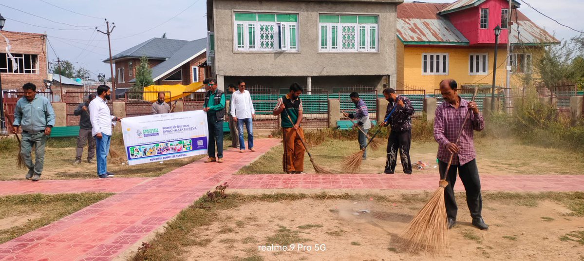 eomcyaripora's tweet photo. Cleanliness cum awareness drive at  municipal park pandit pora Yaripora under Sachhata Hi Seva 2026 https://t.co/S2iRCyRgC7