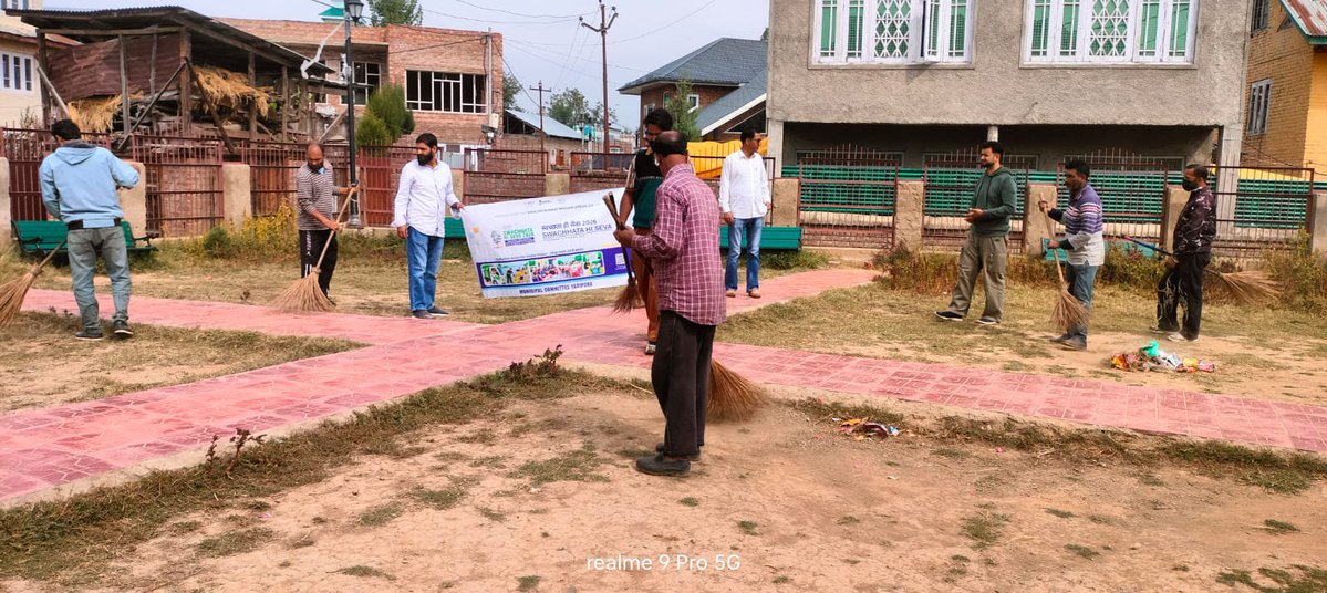 eomcyaripora's tweet photo. Cleanliness cum awareness drive at  municipal park pandit pora Yaripora under Sachhata Hi Seva 2026 https://t.co/S2iRCyRgC7