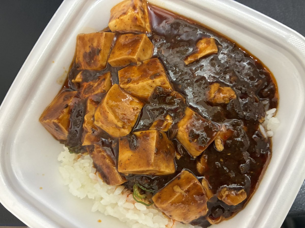 dairumachnc's tweet photo. 黒麻婆豆腐テイクアウトしてきた‼️
いつ以来や？

判断が遅いやないうか？

かっこいい😎 https://t.co/Osj8JJoloZ