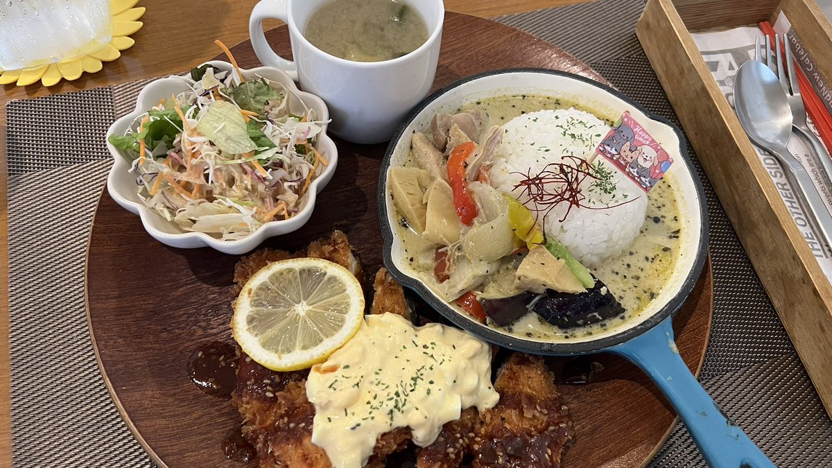kurage24's tweet photo. グリーンカレーが食べたくて
ボリューミーなメニューが特徴のお店だけど、ランチメニューのこれ系は結構普通の量で食べ易い

てことで、かき氷も頼んだ
待て待て、少なめでこの量って、普通サイズどうなるんだ

通年でかき氷あるらしく、種類も豊富　変わり種もありました
いちごめちゃ美味だった https://t.co/q3IGPfC7Zd