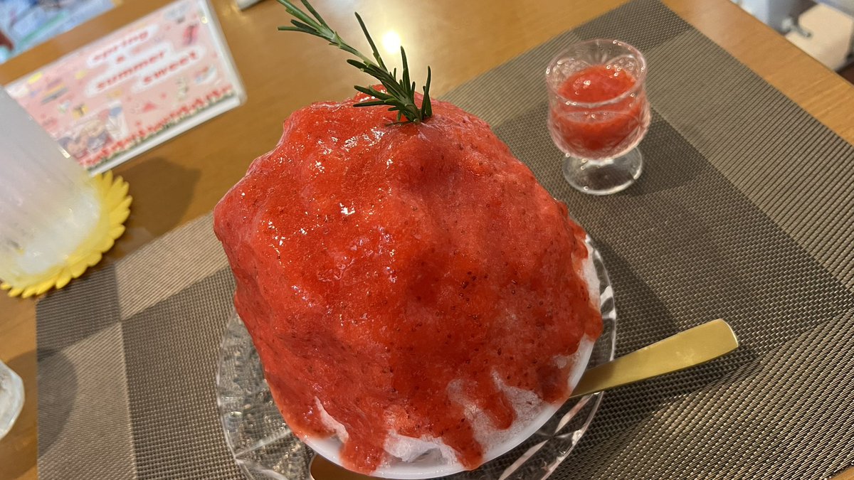 kurage24's tweet photo. グリーンカレーが食べたくて
ボリューミーなメニューが特徴のお店だけど、ランチメニューのこれ系は結構普通の量で食べ易い

てことで、かき氷も頼んだ
待て待て、少なめでこの量って、普通サイズどうなるんだ

通年でかき氷あるらしく、種類も豊富　変わり種もありました
いちごめちゃ美味だった https://t.co/q3IGPfC7Zd