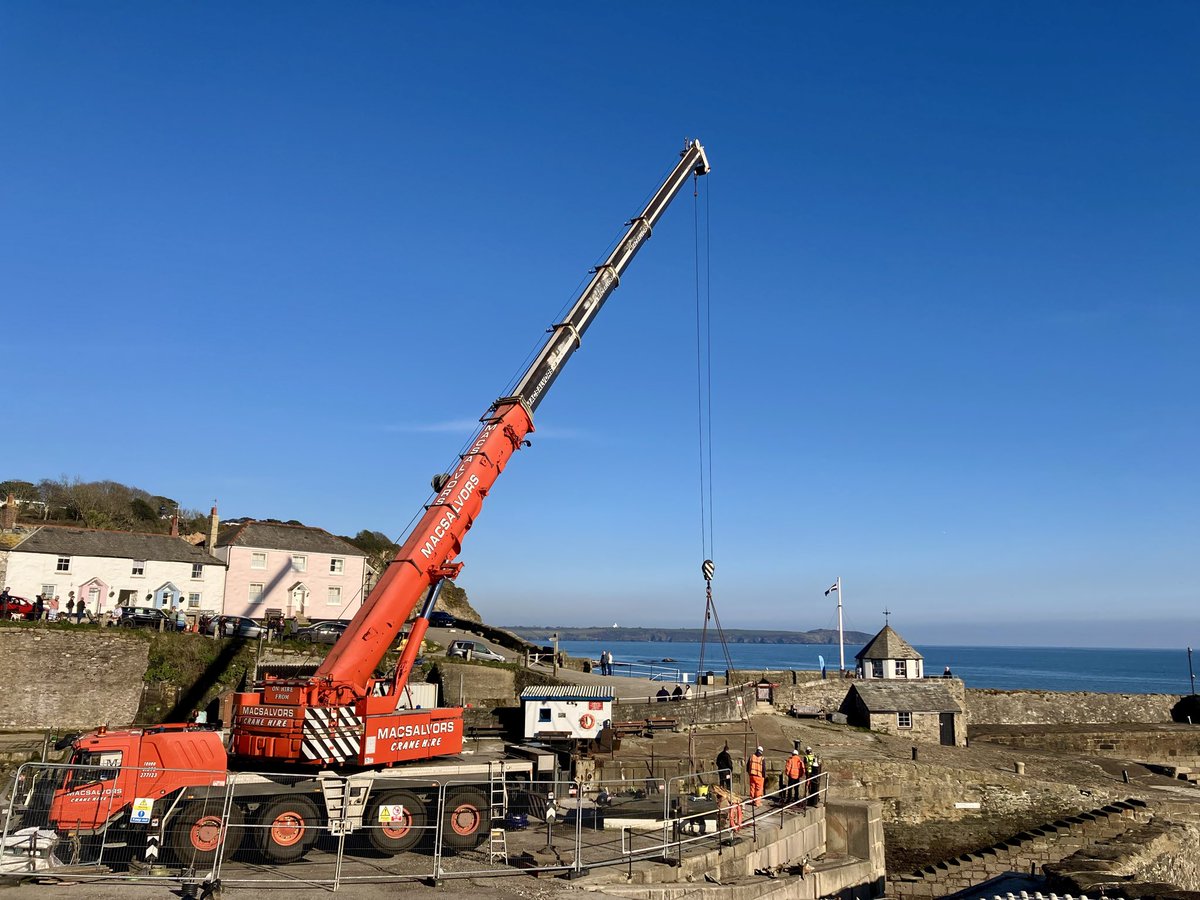 TulipHeather's tweet photo. #AlphabetChallenge
#WeekMForMachinery
Very big crane helping to install new sea lock gates at Charlestown Harbour, Cornwall. https://t.co/TyOpXnxtkB