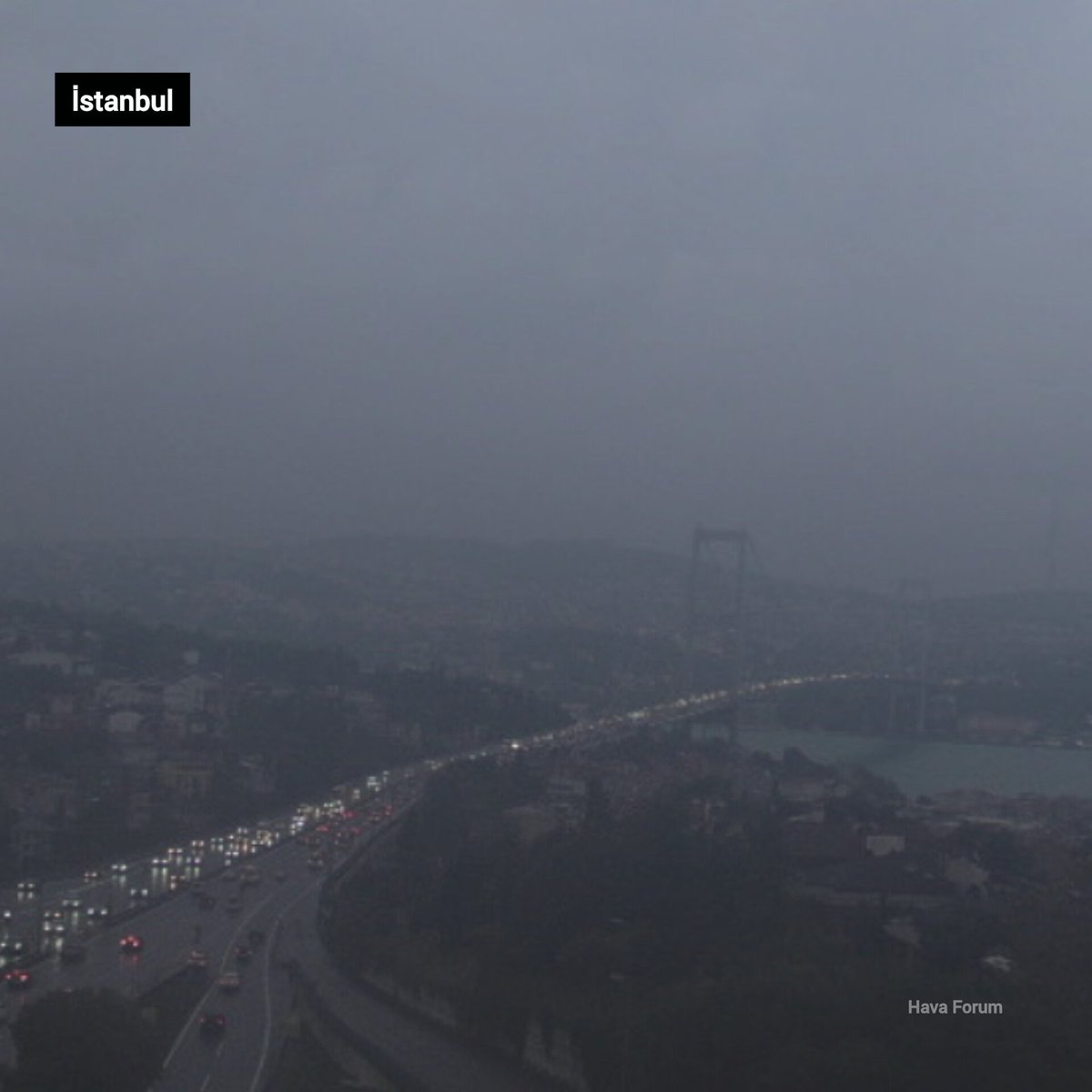 HavaForum's tweet photo. Anlık İstanbul. Bazı insanlar böyle havalara çok enerjik uyanır. Kendini huzurlu, mutlu, keyifli hisseder. Güneş yerine bòyle grinin tonlarını ve tatlı yağmuru görmek "pluviofil" olarak adlandırılan insanlara mutluluk hormonu verir. Siz de bu elit kesimden misiniz? https://t.co/STdfzuhPeC