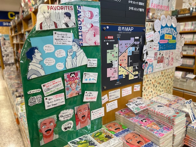 KinoUmeda's tweet photo. 【コミック】
ヤッター！！待望の『＃FAVORITES』②巻が本日発売🎉
関西弁でしゃべりまくる2人が尊いんですわ🐶
C07-00で大きく展開中です📚✨

梅田本店限定ペーパー＆「ヤッター」ステッカーを封入中！
※お1人様3冊まで
※お取り置き代引き可
※他店受取は不可
とさせていただきます🙇M.S https://t.co/zcSeZAPHox