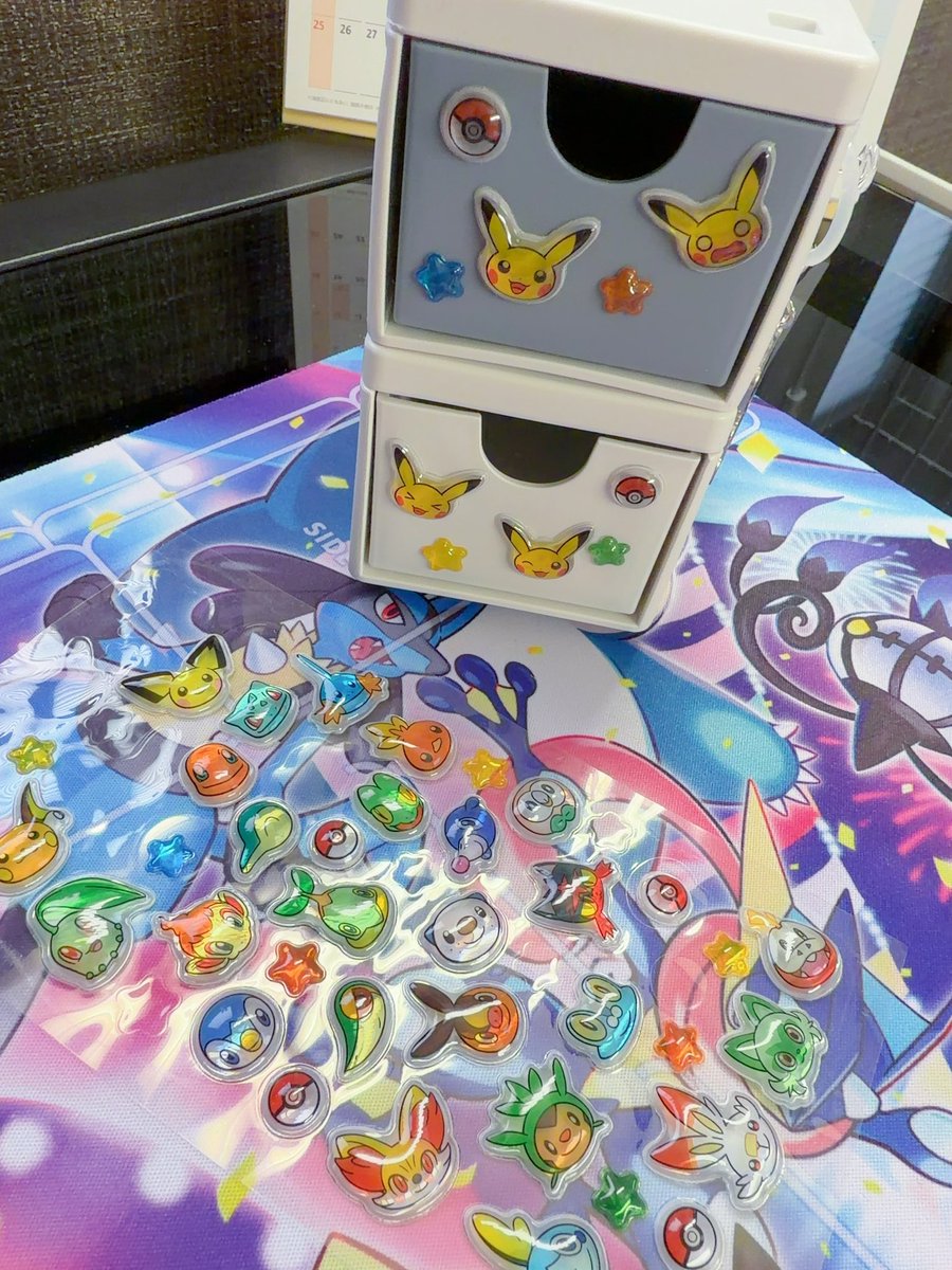persmn_O's tweet photo. パートナーだった水ポケモン達を嬉々としてスマホケースに貼ってしまったがために、御三家揃って収納ケースに貼れないという…

因みにこの収納ケースの横にキーホルダーフック付けるとめじるし飾れてめっちゃ可愛いことに気付いた。 https://t.co/hHH1KdIIHp
