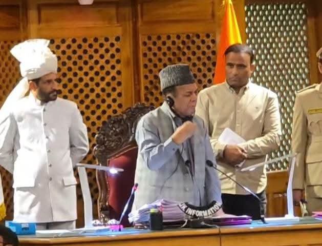 sunrisemediaJK's tweet photo. #Ruckus In #Assembly
LoP Sunil #Sharma Again Seeks Speaker's #Removal
I Know My Powers: #Speaker Reacts
News &amp; Views 
High drama in J&amp;K Assembly on Tuesday as Leader of Opposition Sunil Sharma again demanded removal of Speaker Abdul Rahim Rather.
Sharma accused Speaker of allowin https://t.co/7BtBW2eaUI